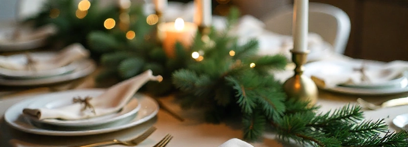 Christmas 2025 holiday table décor with winter greenery, candles, and gold accents_Christmas 2025 guide